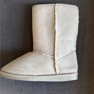 Cozy Grey Suede Kids Boots Brand New Size 6